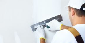 Dienst_Behangklaar stucwerk gladstrijken van stucwerk muur door Kinneging Totaalafbouw