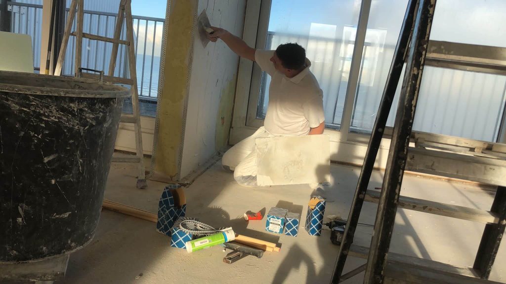 Stucadoor Wesley van Kinneging Totaalafbouwaan het werk